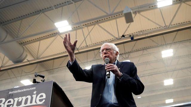 Demokrat başkan adaylarından Sanders Bloomberg'i seçimleri satın almaya çalışmakla suçluyor
