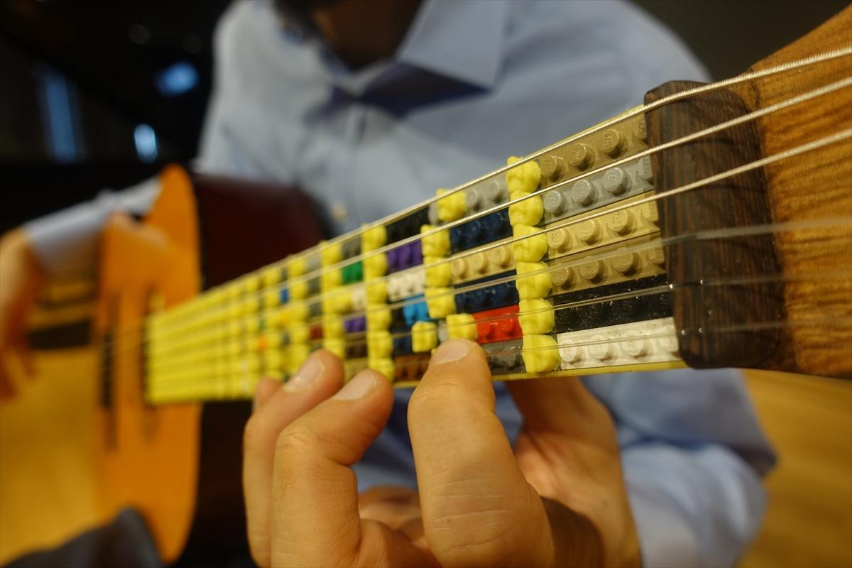 Legodan tasarladıkları klavyeyle gitar eğitimine yeni soluk getirdiler