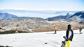 Göl manzaralı kayak keyfi