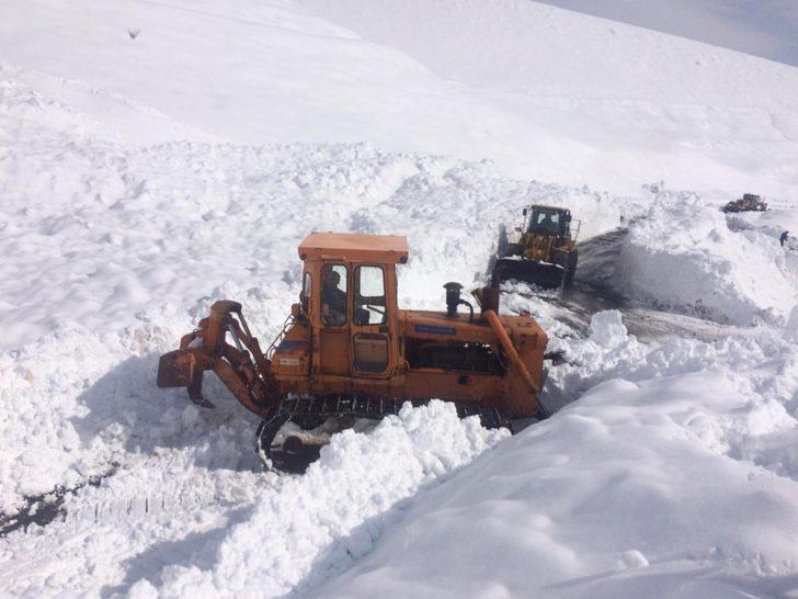 Hakkari-Şırnak kara yoluna çığ düştü G1
