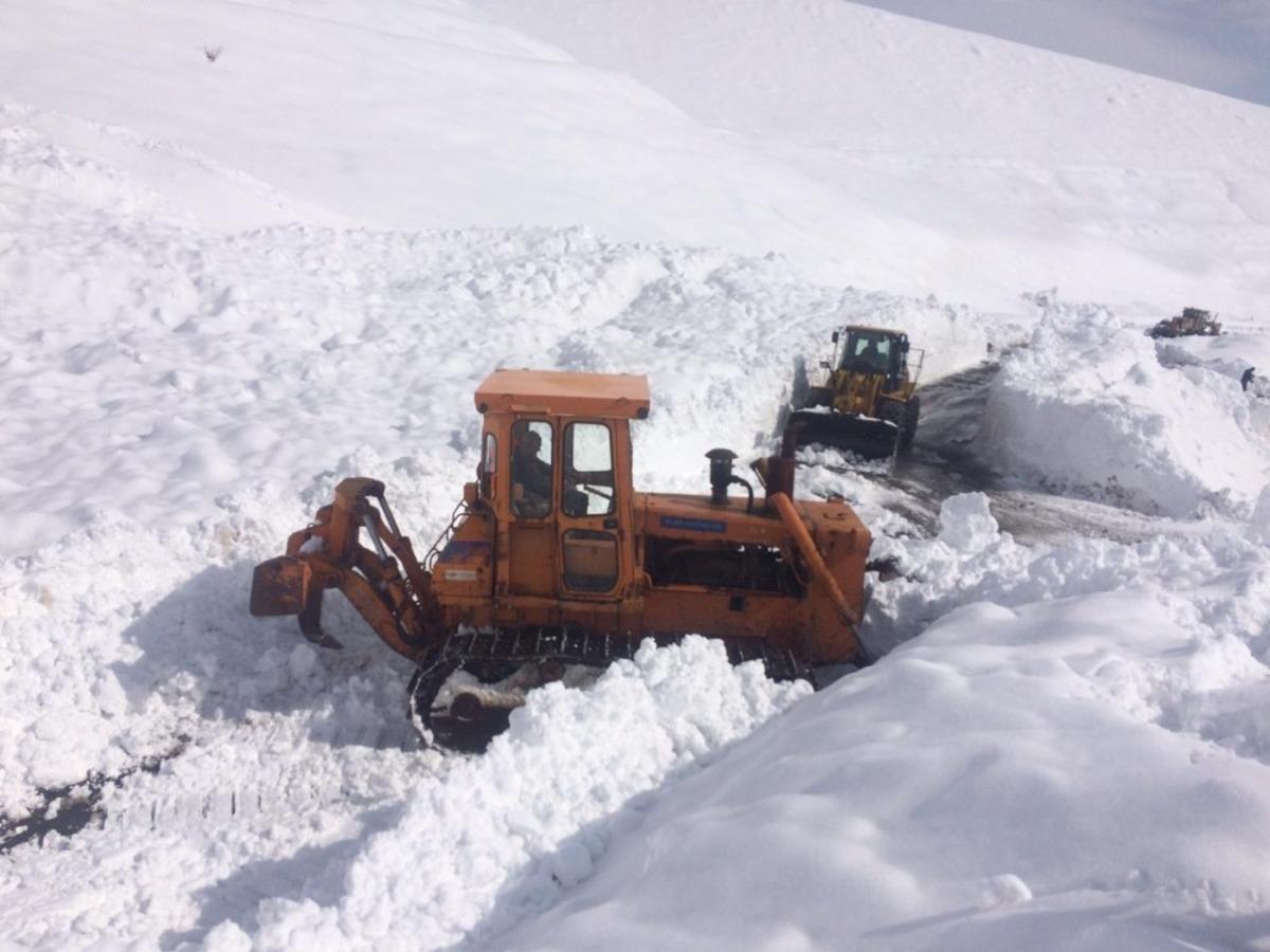 Hakkari-Şırnak kara yoluna &ccedil;ığ d&uuml;şt&uuml;