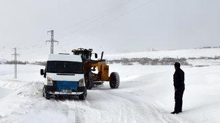 Ağrı'da kar ve tipi nedeniyle yolda mahsur kalan 13'ü öğrenci 15 kişi kurtarıldı