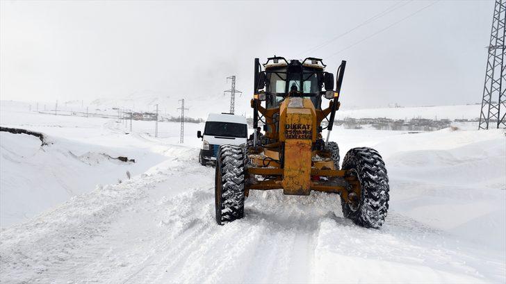 Ağrı'da kar ve tipi nedeniyle yolda mahsur kalan 13'ü öğrenci 15 kişi kurtarıldı G2