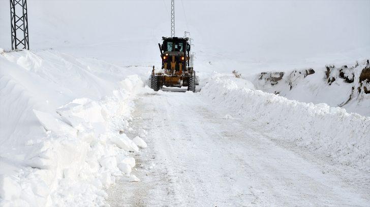 Ağrı'da kar ve tipi nedeniyle yolda mahsur kalan 13'ü öğrenci 15 kişi kurtarıldı G3