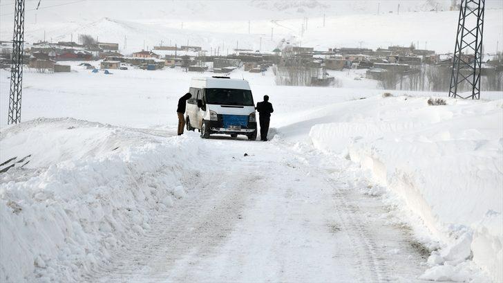 Ağrı'da kar ve tipi nedeniyle yolda mahsur kalan 13'ü öğrenci 15 kişi kurtarıldı G4