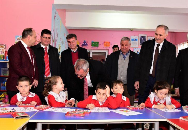 Vali Deniz’den öğretmen ve öğrencilere kitap hediyesi G1