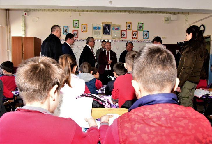 Vali Deniz’den öğretmen ve öğrencilere kitap hediyesi G2