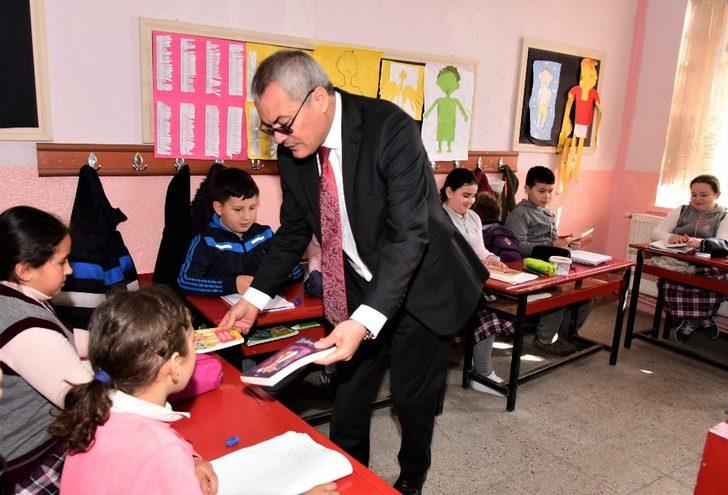 Vali Deniz’den öğretmen ve öğrencilere kitap hediyesi G3