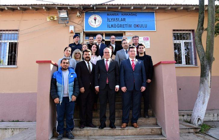 Vali Deniz’den öğretmen ve öğrencilere kitap hediyesi G4