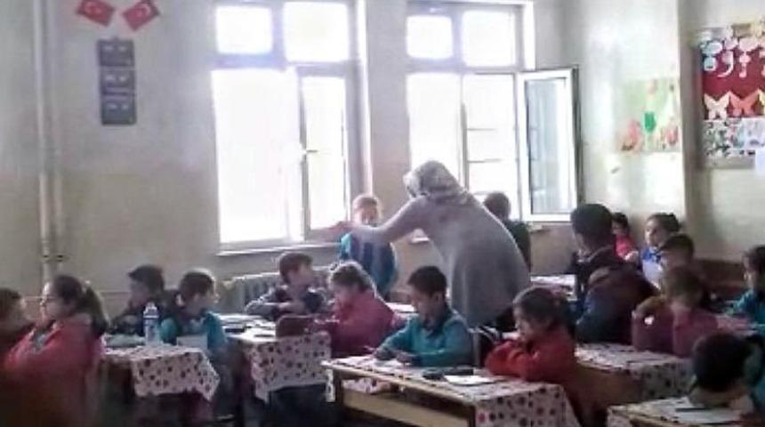 Okulda skandal g&ouml;r&uuml;nt&uuml;ler! İlkokul &ouml;ğrencilerine şiddet kamerada