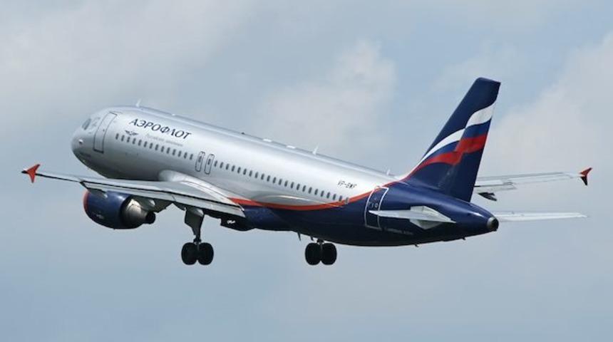 Rus uçağı iniş takımları açılmayınca panik yaşandı