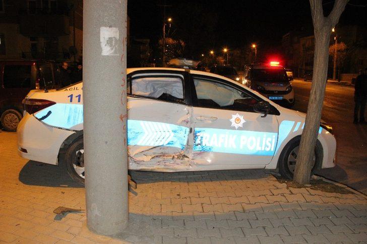 Karaman’da otomobil, polis aracıyla çarpıştı: 3’ü polis 4 yaralı G4