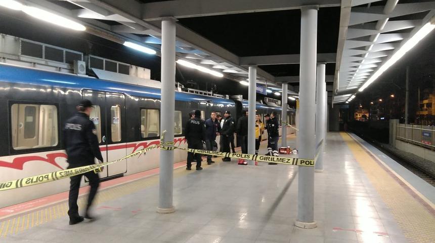 İzmir'de metro hattına atlayan kişi hayatını kaybetti 