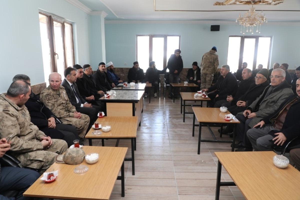 Vali &Ccedil;ağatay, trafik kazasında hayatını kaybedenlerin taziyesine katıldı