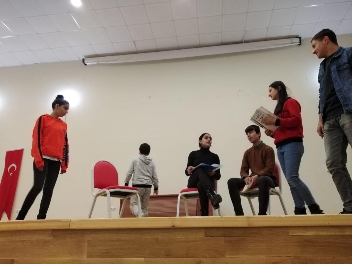 Bitlis Belediyesi Tiyatro Ekibi &ccedil;alışmalarını s&uuml;rd&uuml;r&uuml;yor