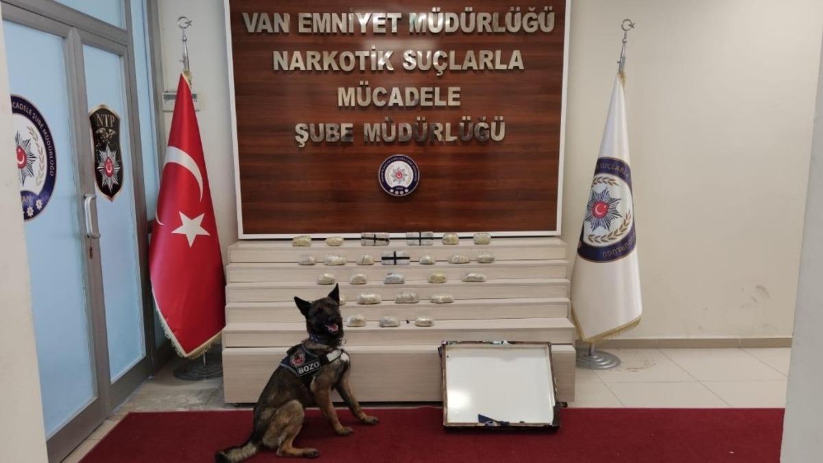 Hediyelik eşya kolisinden uyuşturucu &ccedil;ıktı