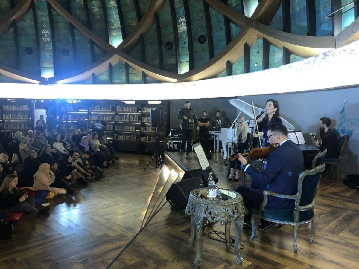 İpek A&ccedil;ar Ve Alper K&ouml;m&uuml;rc&uuml;, &Uuml;sk&uuml;dar&rsquo;da hayranlarıyla bir araya geldi