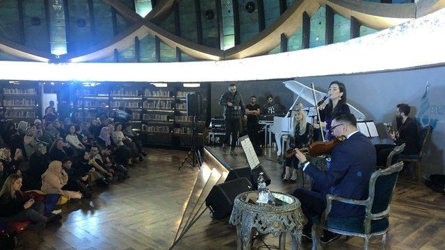 İpek Açar Ve Alper Kömürcü, Üsküdar’da hayranlarıyla bir araya geldi