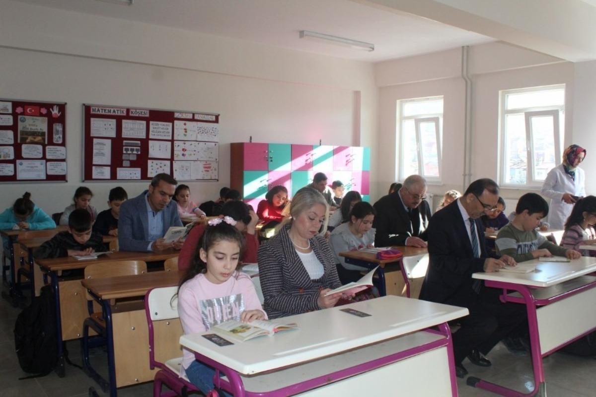Kaymakam &Ccedil;i&ccedil;ek: "&Ouml;ğrencilerimizin en yakın arkadaşının kitaplar olmasını istiyoruz"