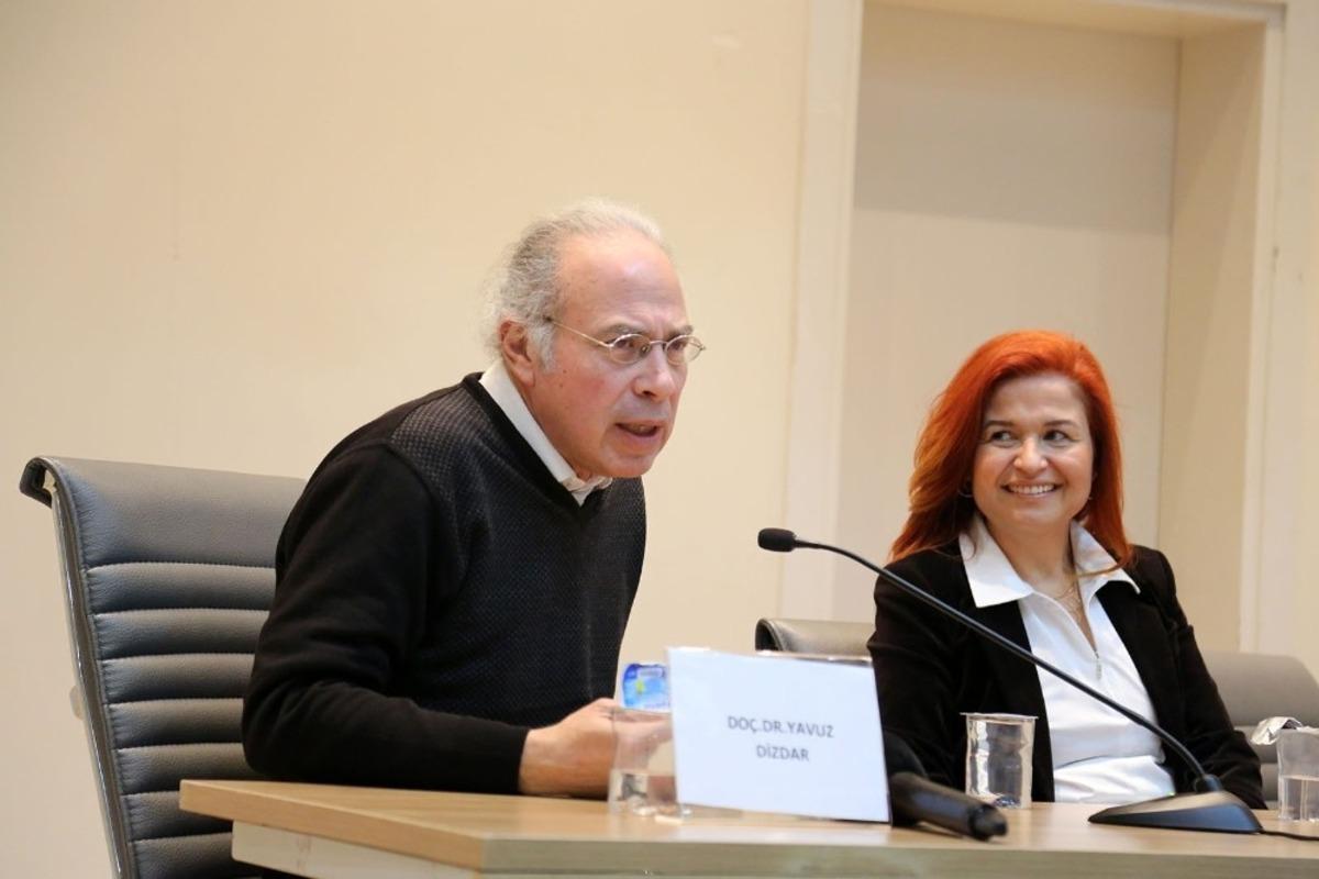 Do&ccedil;. Dr. Yavuz Dizdar&rsquo;dan ailelere sosyal medya tepkisi: "Evde herkesin elinde cep telefonu olursa &ccedil;ocuk neden okusun&rdquo;