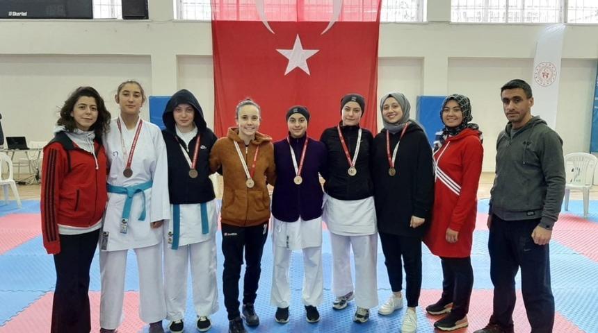 Sivaslı karateciler 15 madalya kazandı