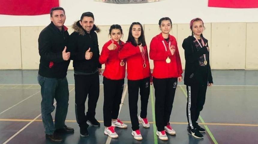 Badminton b&ouml;lgesi birincisi Hafik oldu