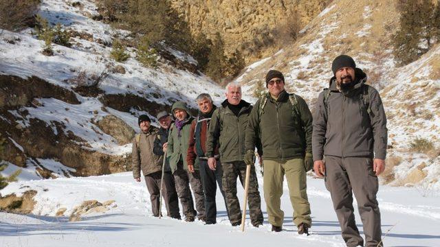 Doğaseverlerin karda trekking keyfi