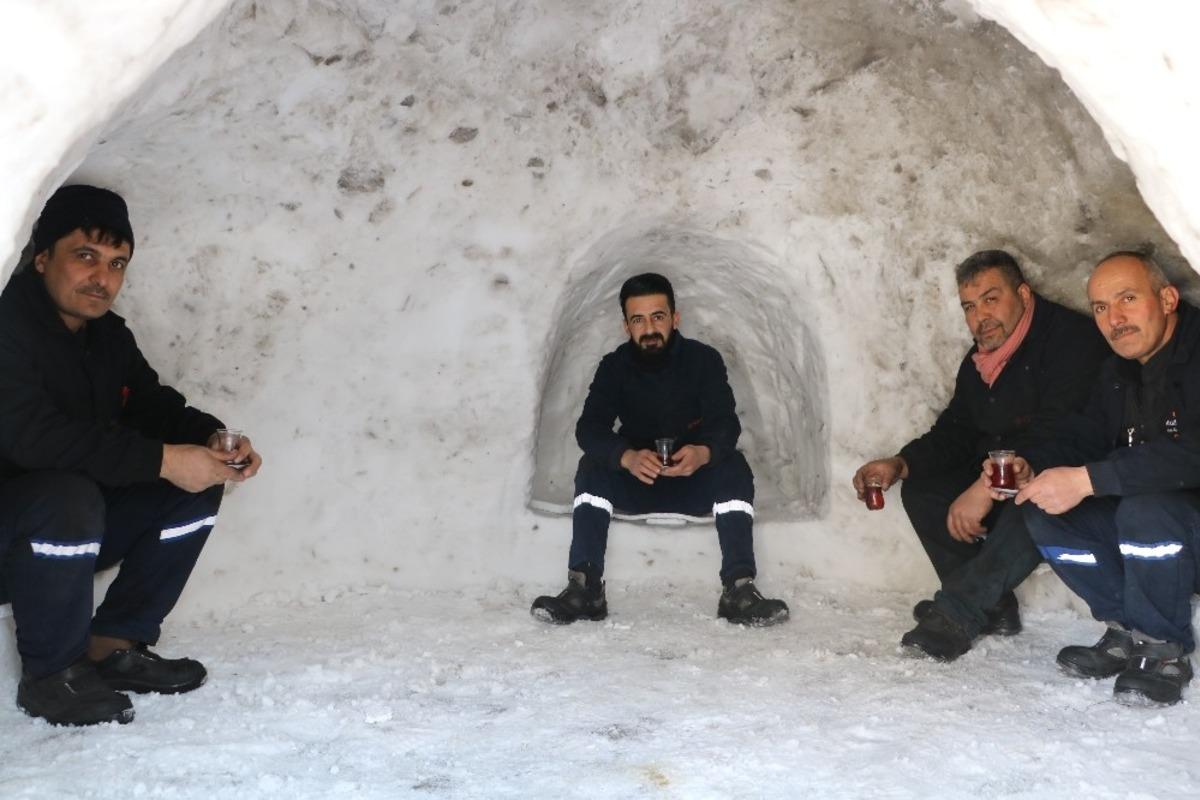 Fabrikanın bah&ccedil;esine kardan ev yaptılar