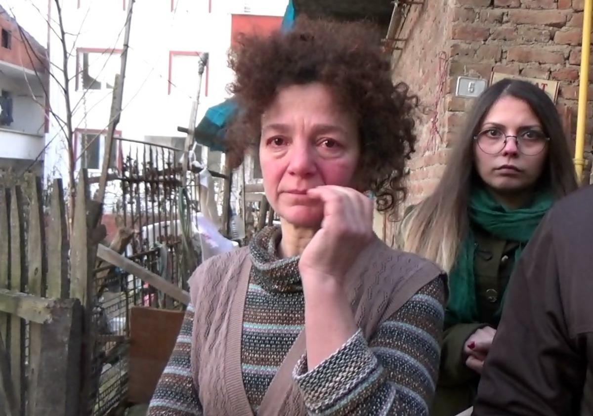 K&ouml;peği i&ccedil;in g&ouml;zyaşı d&ouml;kt&uuml;