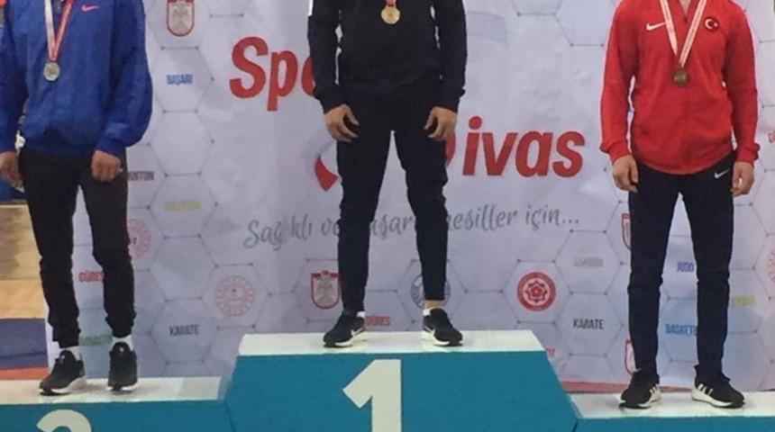 Barış Erbek Okullar arası G&uuml;reş&rsquo;te T&uuml;rkiye Şampiyonu Oldu