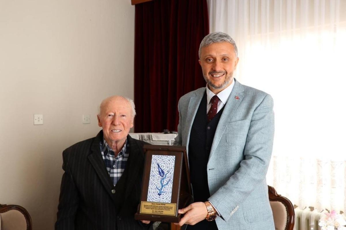 Yarım asırlık emekli bakkallara teşekk&uuml;r plaketi