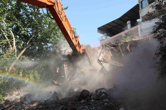 Bayraklı’da metruk binaların yıkımı tam gaz