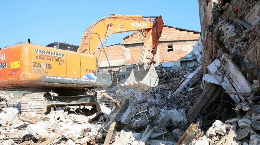 Bayraklı&rsquo;da metruk binaların yıkımı tam gaz