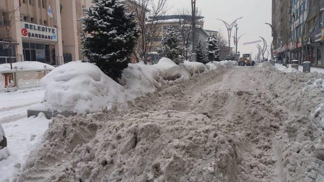 Belediye ekiplerinin zorlu mesaisi