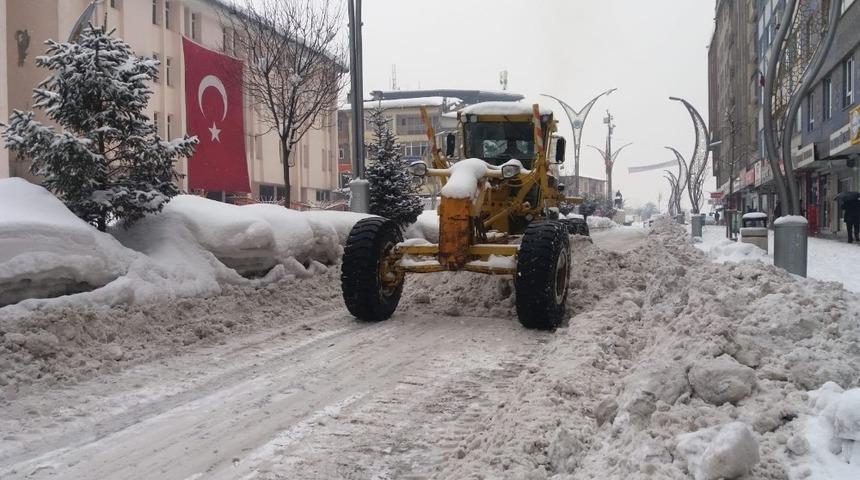 Belediye ekiplerinin zorlu mesaisi