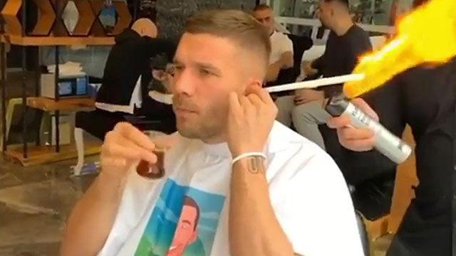 Podolski'nin, berber koltuğunda çay keyfi