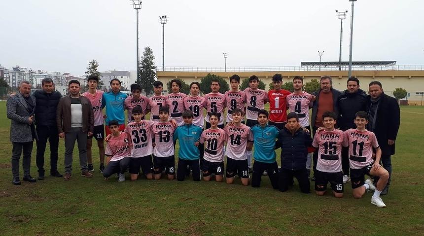 Velilerin kurduğu futbol takımı şampiyon oldu