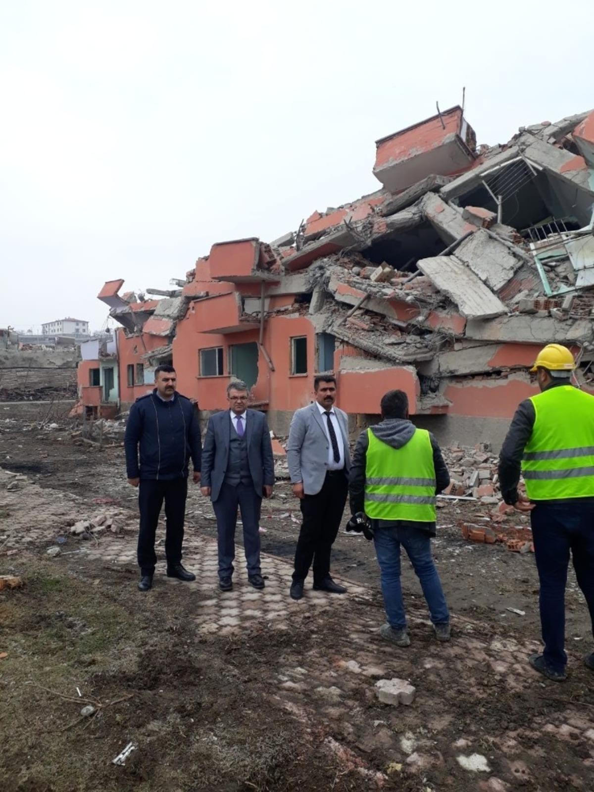 Pınarbaşı il&ccedil;esinden yola &ccedil;ıkan yardım tırı deprem b&ouml;lgesine ulaştı