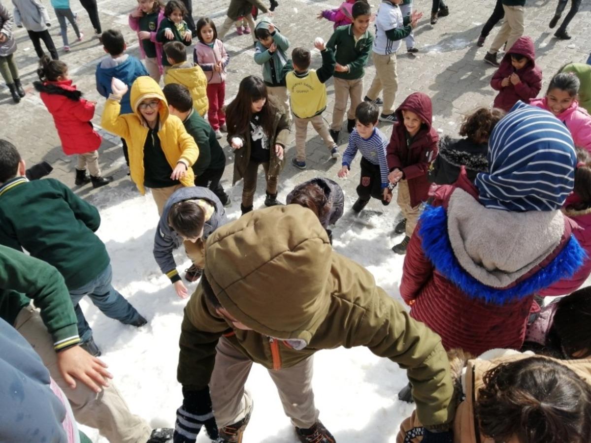 &Ouml;ğrencileri i&ccedil;in okula kamyonetle kar getirtti