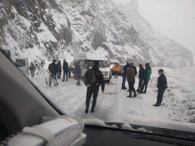 Hakkari-Van kara yolunda ulaşım güçlükle sağlanıyor