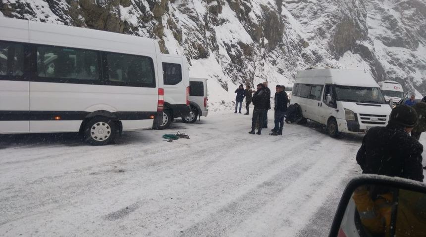 Hakkari-Van kara yolunda ulaşım g&uuml;&ccedil;l&uuml;kle sağlanıyor