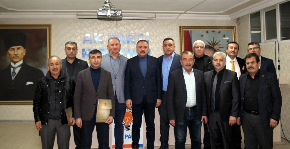 AK Parti&rsquo;den, eski il&ccedil;e başkanlarına teşekk&uuml;r plaketi