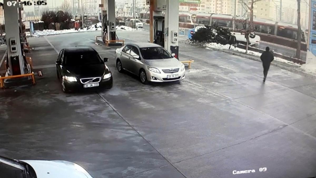 Direksiyon hakimiyeti kaybolan ara&ccedil; b&ouml;yle takla attı