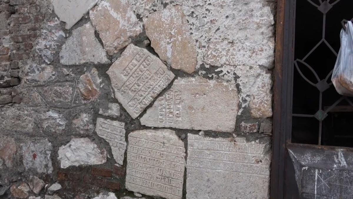 &Ouml;r&uuml;len duvarlarda kullanılan tarihi eserler kurtarılmayı bekliyor