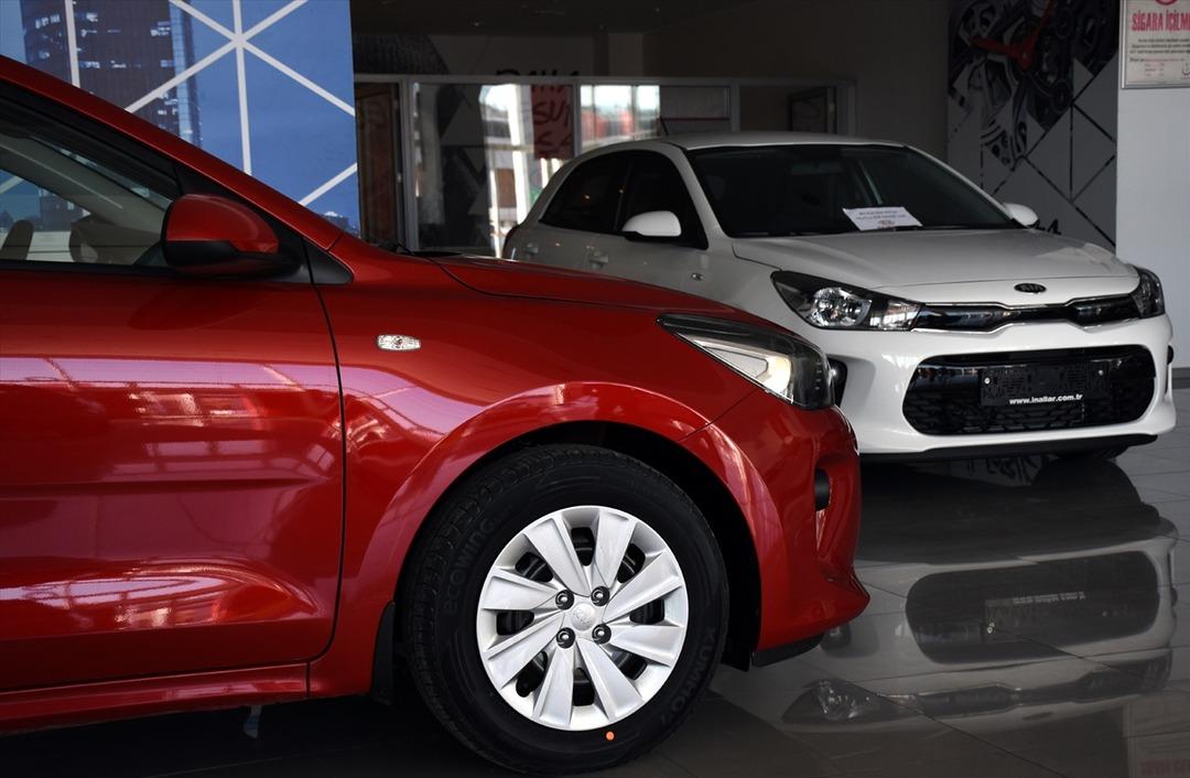Faizlerin d&uuml;şmesi can suyu oldu! Sıfır otomobiller banttan inmeden satılıyor