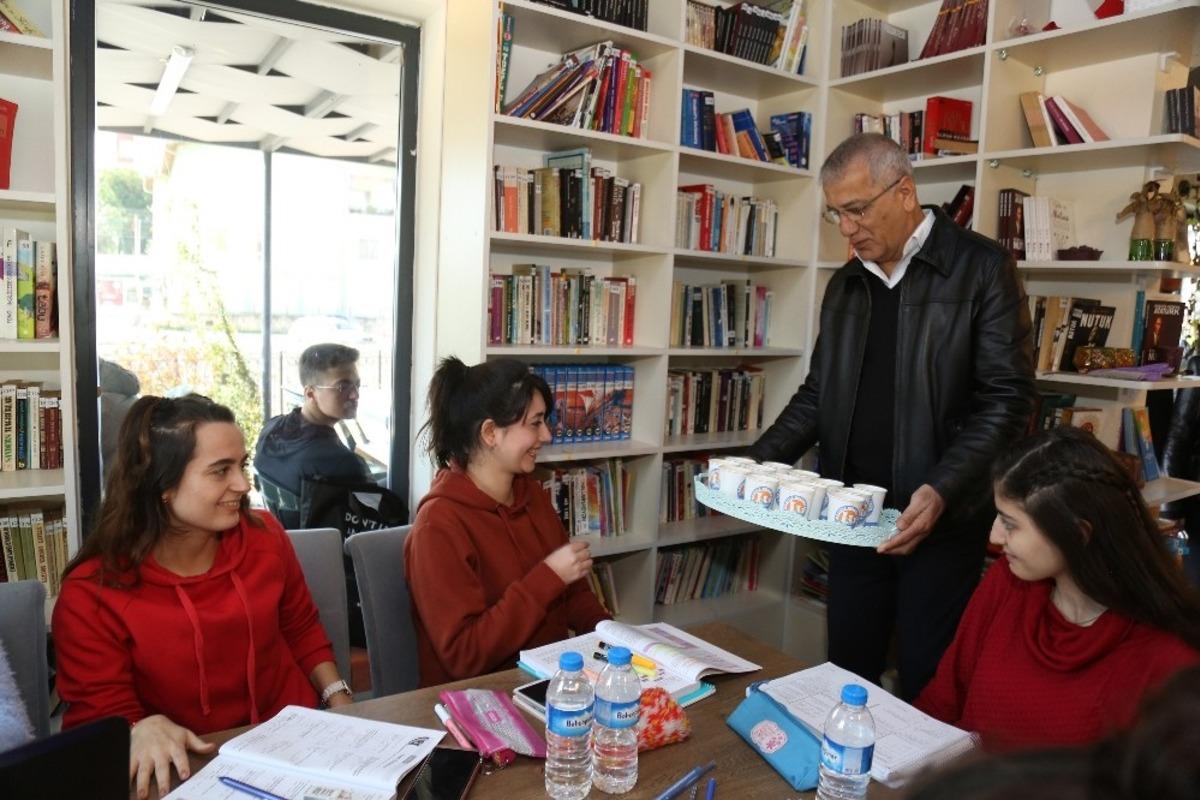 Mezitli&rsquo;deki Kafe K&uuml;t&uuml;phanede her g&uuml;n &ccedil;orba ikramı yapılıyor
