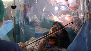 Beyin ameliyatı olurken keman çaldı