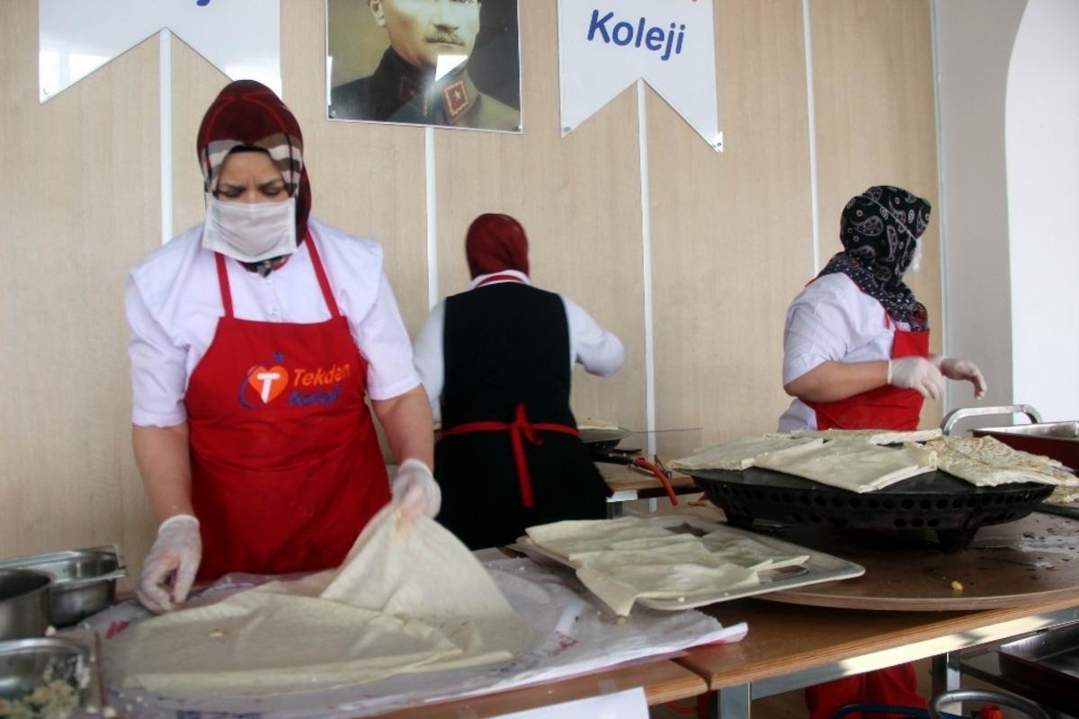 Tekden &ouml;ğrencileri depremzedeler i&ccedil;in etkinlik d&uuml;zenledi