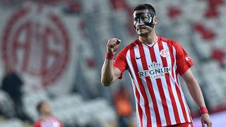 Jahovic, maskeyle gollerine devam etti