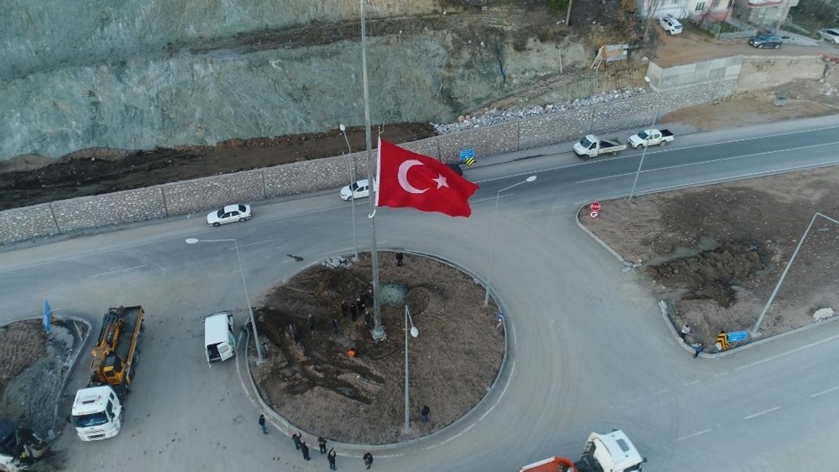Dursunbey İl&ccedil;e Girişine Dev T&uuml;rk Bayrağı
